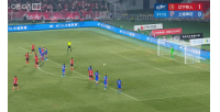 铁人2-0领先申花！马纳法放倒安以恩送点，邦本宜裕点射破门